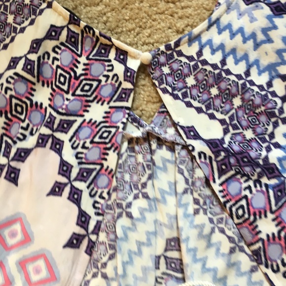 Express Patterned  top with open back - Picture 7 of 8